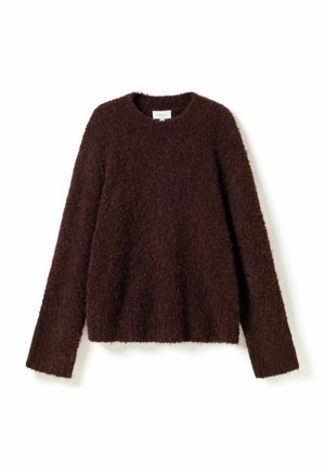 Tumši brūns pūkains džemperis ar garām piedurknēm, apaļu kakla izgriezumu un taisnu apakšu, izvietots plakani uz balta fona.