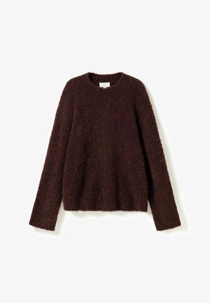 Tumši brūns pūkains džemperis ar garām piedurknēm, apaļu kakla izgriezumu un taisnu apakšu, izvietots plakani uz balta fona.