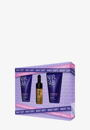 NIP+FAB Renew hudplejesæt i en lilla boks med tre produkter: Retinol Fix Overnight Cream, Retinol Fix Serum og en pipetteflaske.