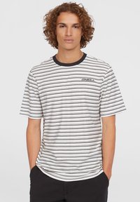 Kortærmet t-shirt med rund hals, der har vandrette sorte og hvide striber, med et lille O'Neill-logo på brystet. Materialet er en bomuldsblanding.