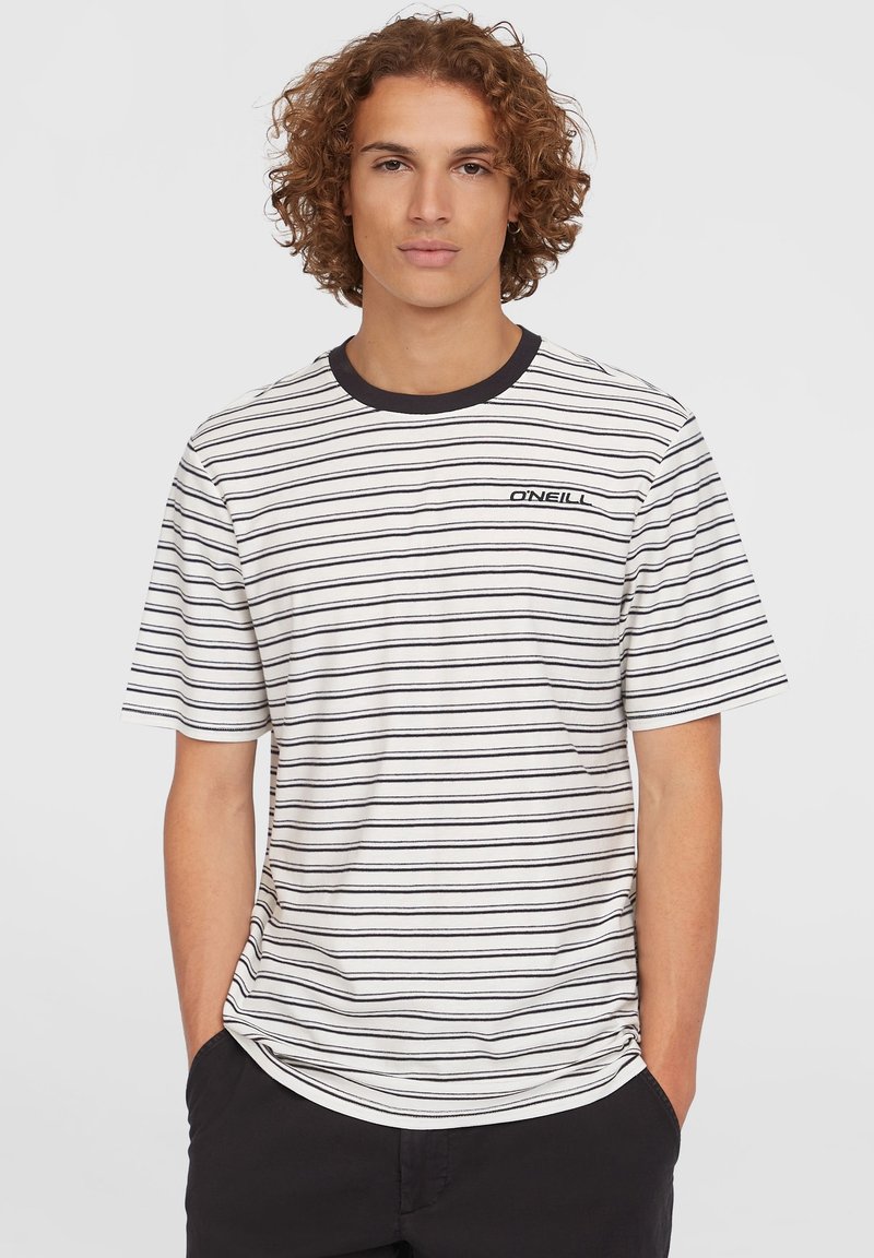 Kortærmet t-shirt med rund hals, der har vandrette sorte og hvide striber, med et lille O'Neill-logo på brystet. Materialet er en bomuldsblanding.