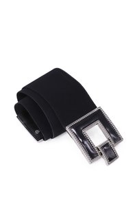 Cintura elastica nera con fibbia metallica quadrata con un'inserzione nera lucida e un accento in catena argento attorno ai bordi.