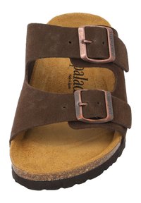 Sandal in suede marrone con due fibbie regolabili, soletta in sughero e suola in gomma nera texturizzata. Presenta il nome del marchio impresso sulla soletta.