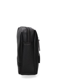 Pochette nera in pelle texturizzata con chiusura a zip, di forma rettangolare, vista di lato su uno sfondo bianco.