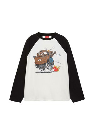 Pitkähihainen valkoinen paita mustilla hihoilla, jossa on sarjakuvamainen hinausauto, joka käynnistyy liekkien ja savuefektien kanssa.