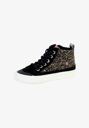 Zapatilla alta negra con parte superior brillante, textura de ante, suela de goma blanca y ojales metálicos. Presenta una puntera redonda y un diseño de cordones.