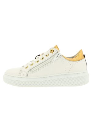 Trainers - white