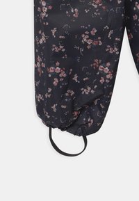 Marineblauwe stof met bloemenpatroon, featuring roze en witte bloemen, met een elastische manchette en een zwarte trekkingkoord aan de onderkant.