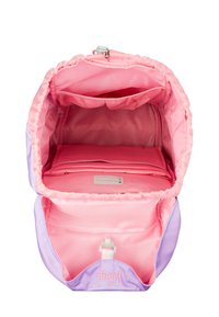 Interno di uno zaino rosa e viola con tessuto morbido. Include un compartimento principale, una sezione imbottita e una tasca con zip.