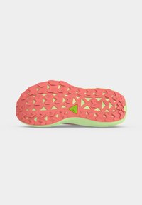 Semelle d'une chaussure de course avec une base verte et des motifs triangulaires corail rose sur fond blanc.