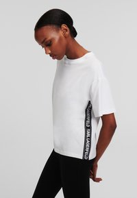 KARL LAGERFELD LOGO TAPE - Apdrukāts T-krekls - white
