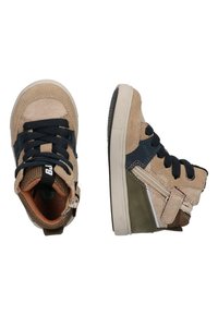 Hoogoplopende sneakers van tan suede met marineblauwe accenten, zwarte veters, een zijrits en een gestructureerde olijfgroene hak. Voorzien van een gevoerde binnenkant.