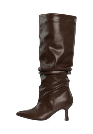 Bota de cuero marrón hasta media pantorrilla con puntera puntiaguda y tacón bajo tipo kitten, con un diseño ligeramente arrugado.