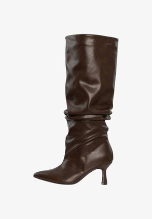 Bota de cuero marrón hasta media pantorrilla con puntera puntiaguda y tacón bajo tipo kitten, con un diseño ligeramente arrugado.