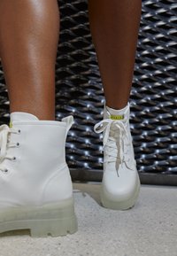 Não selecionado, white