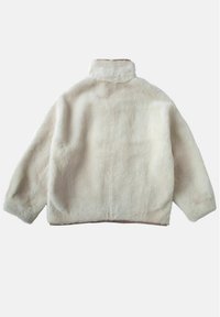 Witte nepbontjas met een hoge kraag, aflopende schouders en een vierkante pasvorm. De stof heeft een zachte, gestructureerde oppervlakte. Randen zijn afgewerkt.