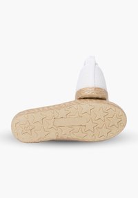 Espadrille blanca con suela de yute trenzado, parte superior de tejido texturizado y suela de goma con patrón de estrellas. Asa en el talón trasero para facilitar el calzado.