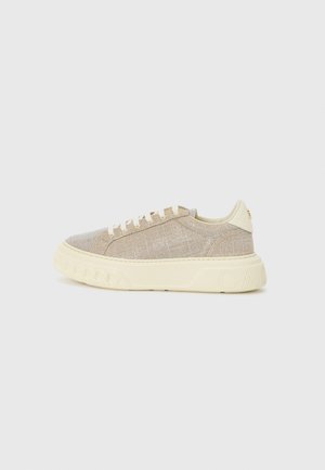 Lysbeige sneakers med en struktureret vævet overdel, cremet gummisål og prægede logo på hælen. Har runde snørebånd og en lav profil.