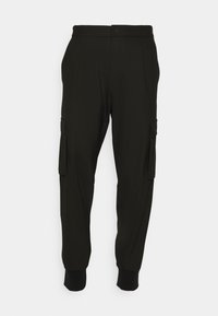 Pantalon cargo noir avec une texture lisse, des poignets resserrés et des poches latérales. Conçu avec une fermeture à bouton et une taille élastique pour le confort.