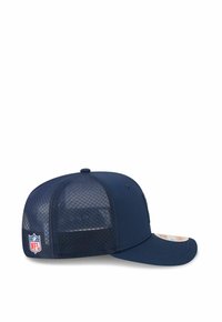Casquette snapback marine avec un panneau avant solide et un dos en mesh. Présente un patch logo NFL sur le devant et une visière courbée.