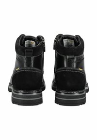 Botas de tobillo de cuero negro y ante con acentos grises, punta redonda y cremalleras laterales, que presentan una parte superior texturizada y una suela resistente.