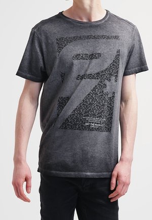 Szara bawełniana koszulka z dużym czarnym nadrukiem na przodzie, krótkimi rękawami i okrągłym dekoltem.