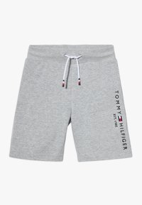 Šedé bavlněné šortky s elastickým pasem a šňůrkou na stažení. Na boku mají černé logo "TOMMY HILFIGER" a ikonické barevné akcenty.