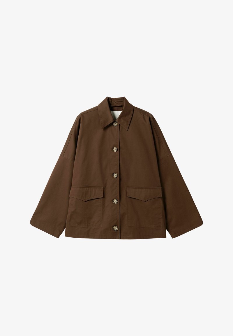 Veste marron boutonnée avec manches larges, deux poches à rabat à l'avant et un col pointu sur fond blanc.