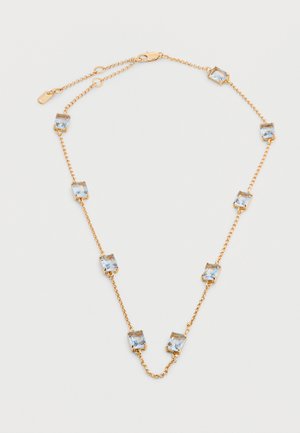 Χρυσό κολιέ αλυσίδα με εννέα ορθογώνιους ανοιχτό μπλε πολύτιμους λίθους, ομοιόμορφα τοποθετημένους κατά μήκος της αλυσίδας, και ρυθμιζόμενο κούμπωμα.