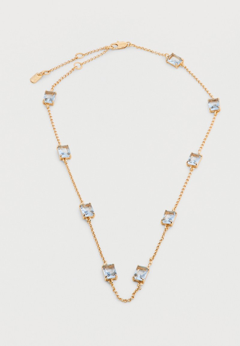 Χρυσό κολιέ αλυσίδα με εννέα ορθογώνιους ανοιχτό μπλε πολύτιμους λίθους, ομοιόμορφα τοποθετημένους κατά μήκος της αλυσίδας, και ρυθμιζόμενο κούμπωμα.