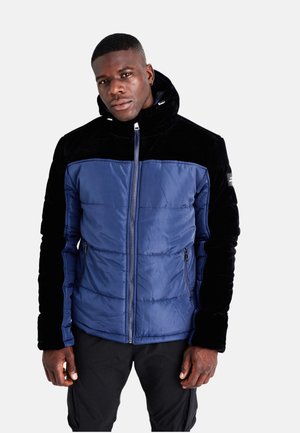 Puffer jacket in navy and black. Made of shiny and soft fabric, featuring a high collar, front zipper, and side pockets.
