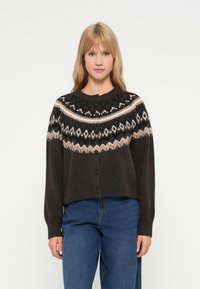 Cardigan tricotat maron cu guler rotund, închidere cu nasturi și yoke cu model în culorile negru, crem și roz. Material moale, texturat.