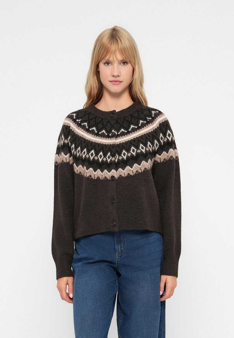 Cardigan tricotat maron cu guler rotund, închidere cu nasturi și yoke cu model în culorile negru, crem și roz. Material moale, texturat.
