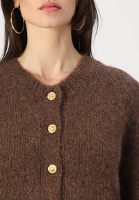 Rue de Femme NEW LEONORA - Vesta na kopčanje - bitter chocolate