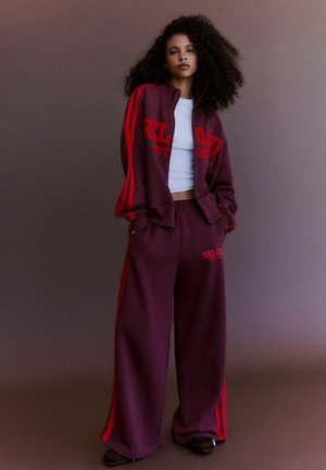 Bershka, WIDE-LEG EMBROIDERED PLUSH - TROUSERS - Pantaloni sportivi - bordeaux