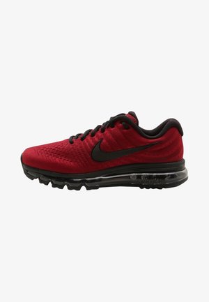 Chaussure de sport rouge avec une tige en tricot texturé, logo Nike noir, lacets noirs, col rembourré et unité de coussin d'air visible dans la semelle.