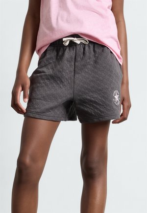 Shorts gris foncé avec un motif texturé, taille élastique et cordon de serrage. Logo Converse sur la jambe gauche.