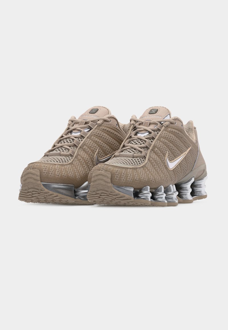Nike Sportswear SHOX TL - Tenisky - cream/metallic silver-coloured/black