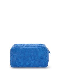 Borsa cosmetica in tessuto blu con superficie testurizzata caratterizzata da motivi geometrici. Forma rettangolare con chiusura a zip superiore.