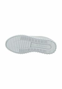 Weißer Gummi-Sneaker-Sohle mit strukturierter Oberfläche, die ein kreisförmiges Profilmuster, Rillen für die Traktion und ein eingestempeltes Markenlogo aufweist.