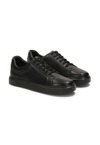 Sneakers din piele neagră cu vârf rotunjit, design cu șnur și talpă din cauciuc tonal. Textură netedă cu detalii minimaliste.