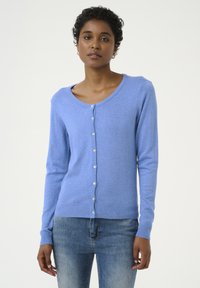 Blauwe cardigan van zacht materiaal, met een ronde halslijn, lange mouwen en een delicate knoopsluiting aan de voorkant.