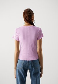 ONLY ONLCARLOTTA  - T-shirts - bonbon
