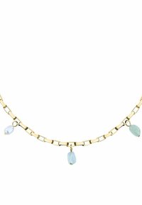 Guldkedja med rektangulära länkar, accentuerad med tre färgade pärlor: en vit pärla, en ljusblå pärla och en grönaktig pärla.