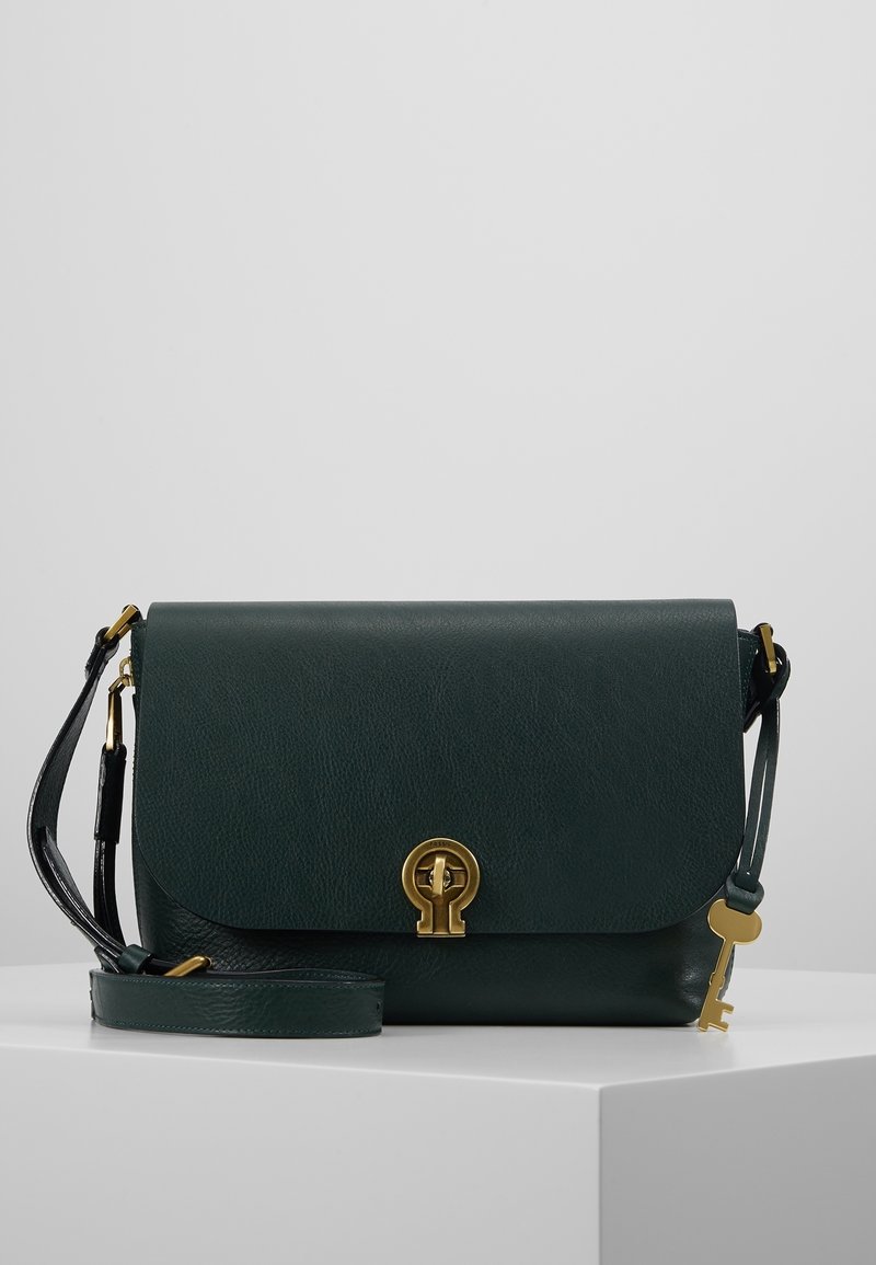 Borsa a spalla verde in pelle con chiusura a patta, accessori in oro, un accento a forma di chiave e una tracolla staccabile. Texture liscia e forma rettangolare.