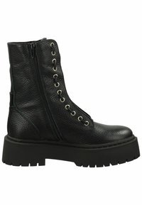 Botín de cuero negro hasta el tobillo con acabado texturizado, que presenta cremalleras laterales, herrajes metálicos y una suela negra gruesa. El diseño incluye cordones.