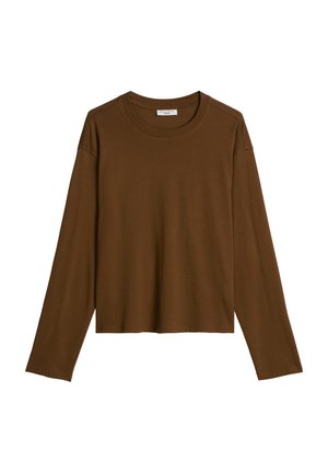 Bruin shirt met lange mouwen en ronde hals, eenvoudig effen ontwerp en rechte zoom, afgebeeld tegen een witte achtergrond.