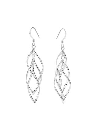 Boucles d’oreilles pendantes couleur argent avec trois boucles torsadées entrelacées et crochets sur fond blanc.