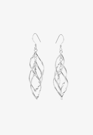 Boucles d’oreilles pendantes couleur argent avec trois boucles torsadées entrelacées et crochets sur fond blanc.
