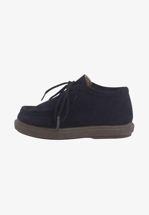 Scarpe in feltro blu navy con punta arrotondata, chiusura a lacci e suola in gomma marrone strutturata. Include un morbido rivestimento interno per il comfort.